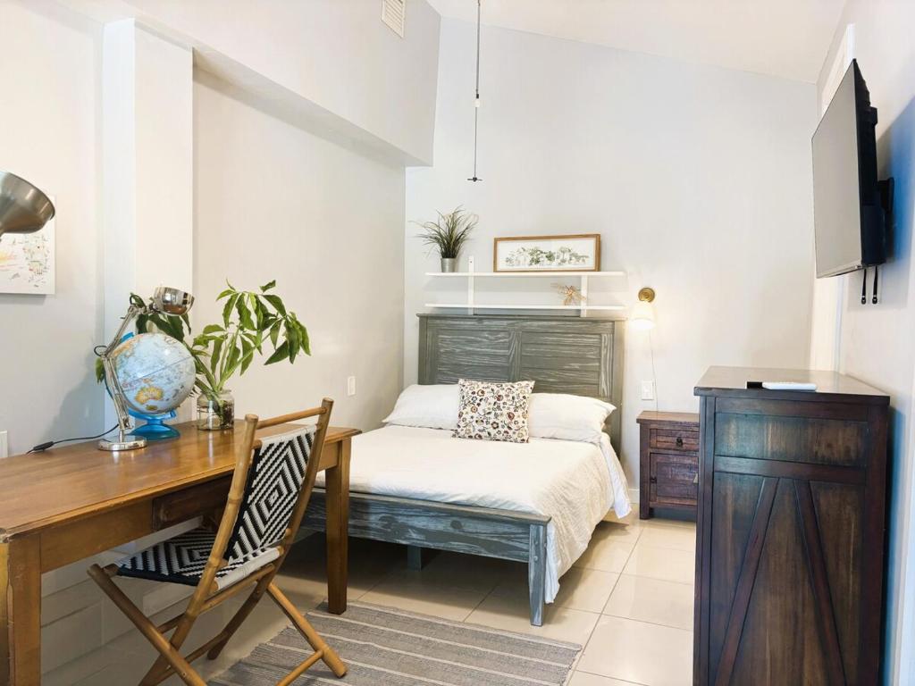 Μια τηλεόραση ή/και κέντρο ψυχαγωγίας στο Urban Oasis Studio, Miami near Coral Gables #5