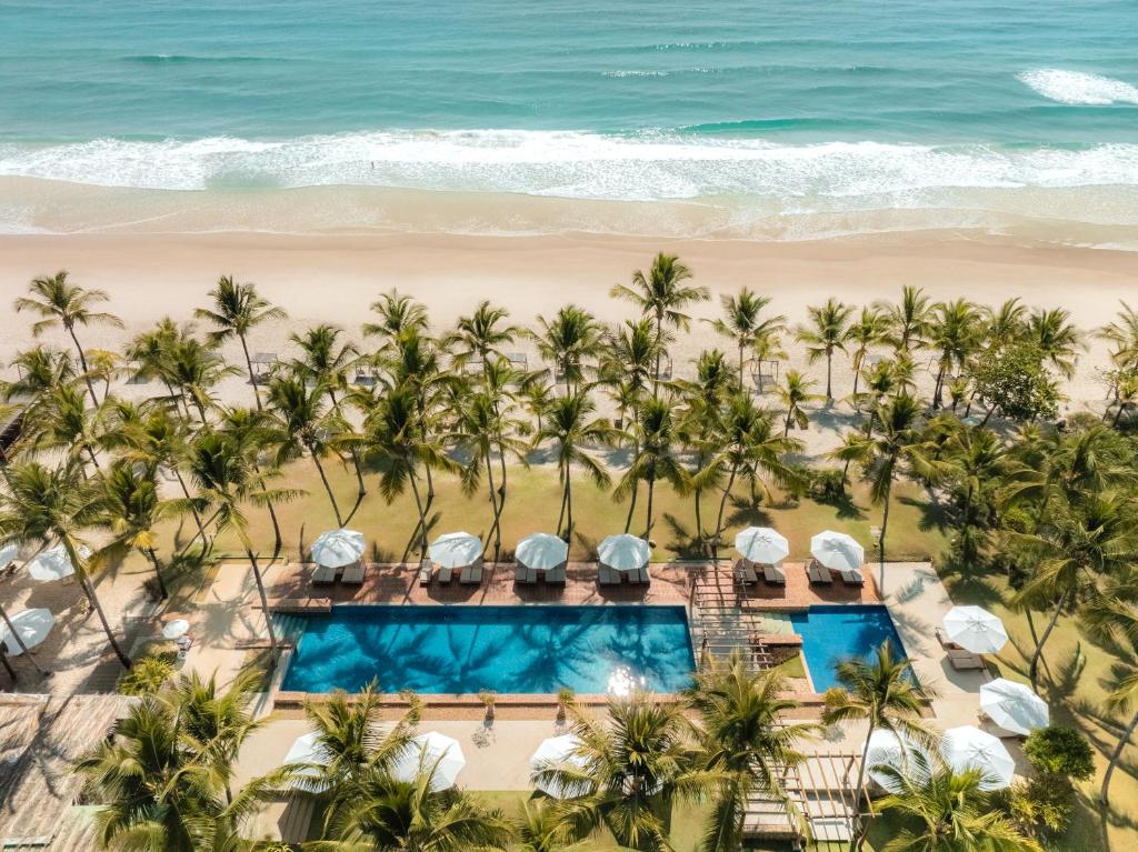 una vista aérea de la playa y el complejo en Txai Resort, en Itacaré