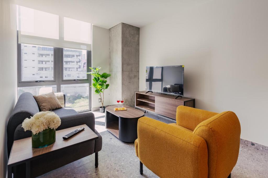 Μια τηλεόραση ή/και κέντρο ψυχαγωγίας στο Relaxing 1 bedroom apt w Pool & BBQ Area VIATO HOMES
