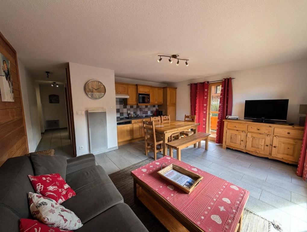 un salon avec un canapé et une table dans l'établissement Chalet Du Bois De Suffin N°10 - Grand appartement de standing - 6/8 personnes MAE-8244, à Montgenèvre