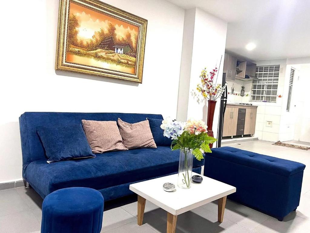 La ElviraにあるApartamento Norte Valledupar cerca Río Guatapuríのリビングルーム(青いソファ、テーブル付)