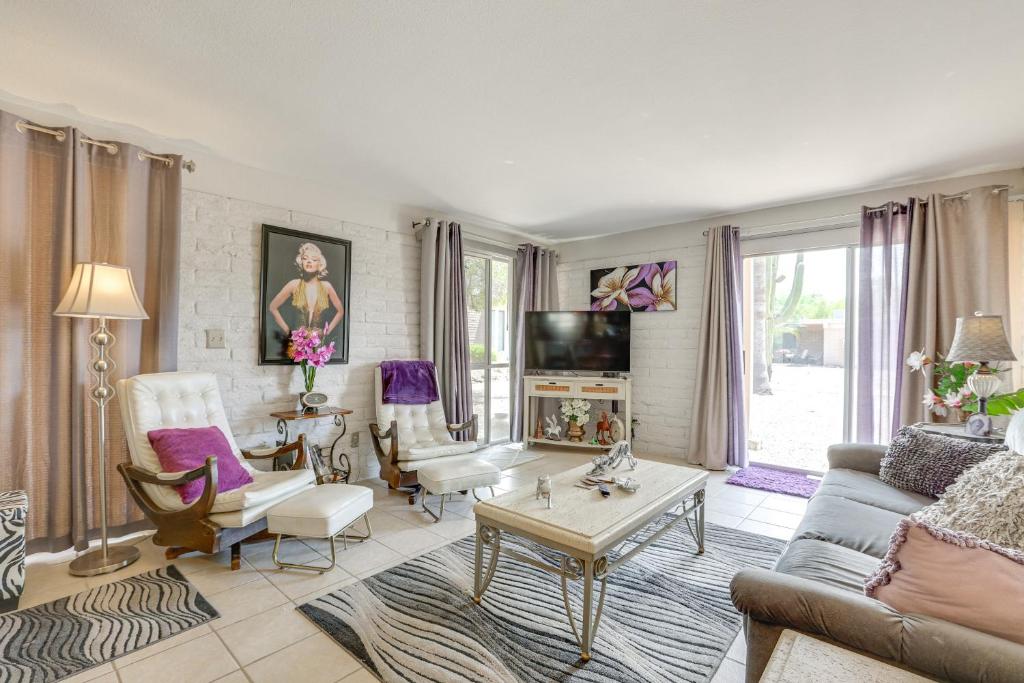 Fotografie z fotogalerie ubytování Pool and Hot Tub Access! Chic Condo in Scottsdale v destinaci Currys Corner