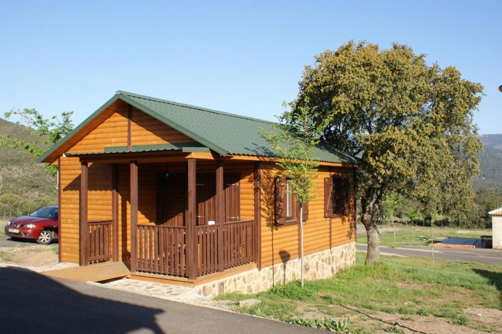 Cabaña de madera pequeña con techo verde en Lincetur Cabañeros - Centro de Turismo Rural en Navas de Estena