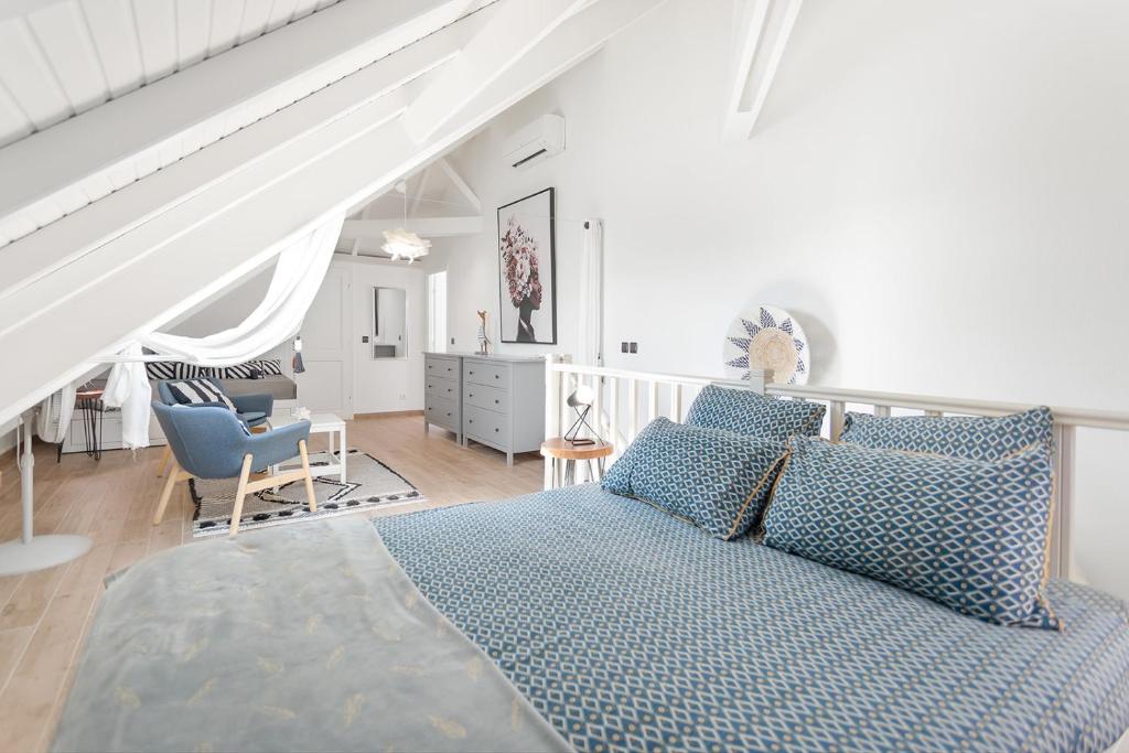 Un dormitorio con una cama con almohadas azules. en GOLDEN SUN, en Orient Bay
