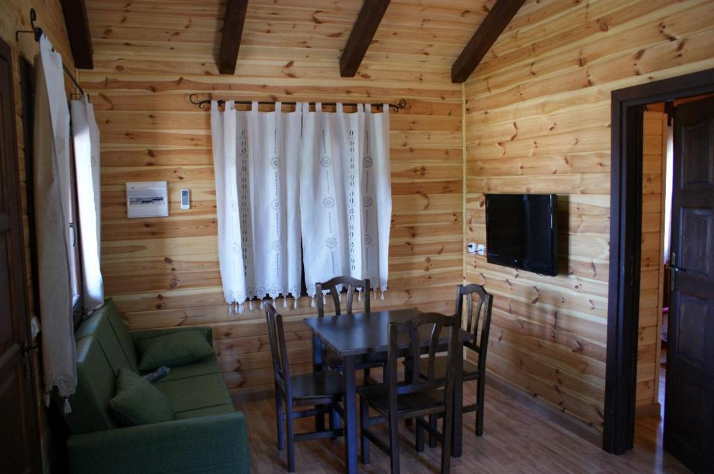 TV a/nebo společenská místnost v ubytování Lincetur Cabañeros - Centro de Turismo Rural