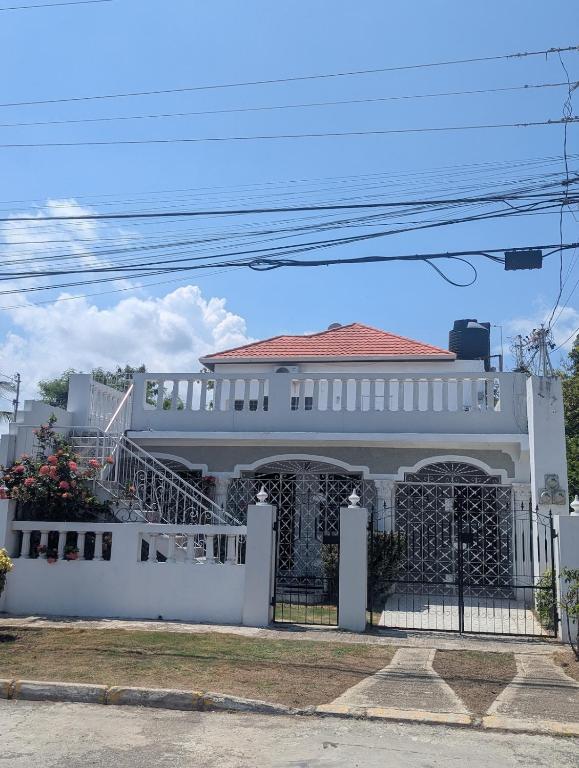 ポートモアにある2 Bedroom upstairs large flat in Portmore Pinesの白い家