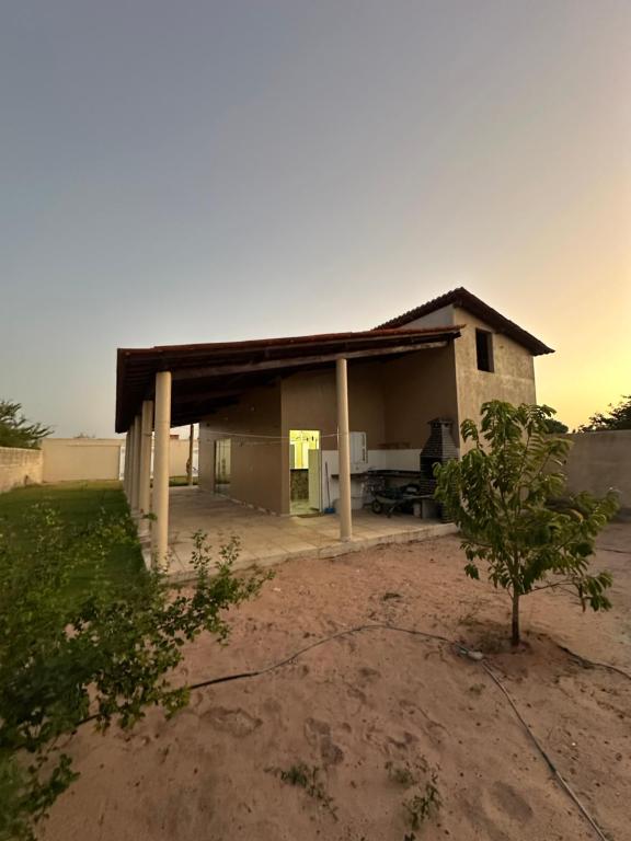 a small house in the middle of a field at Casa no paraíso para temporada in Jijoca de Jericoacoara