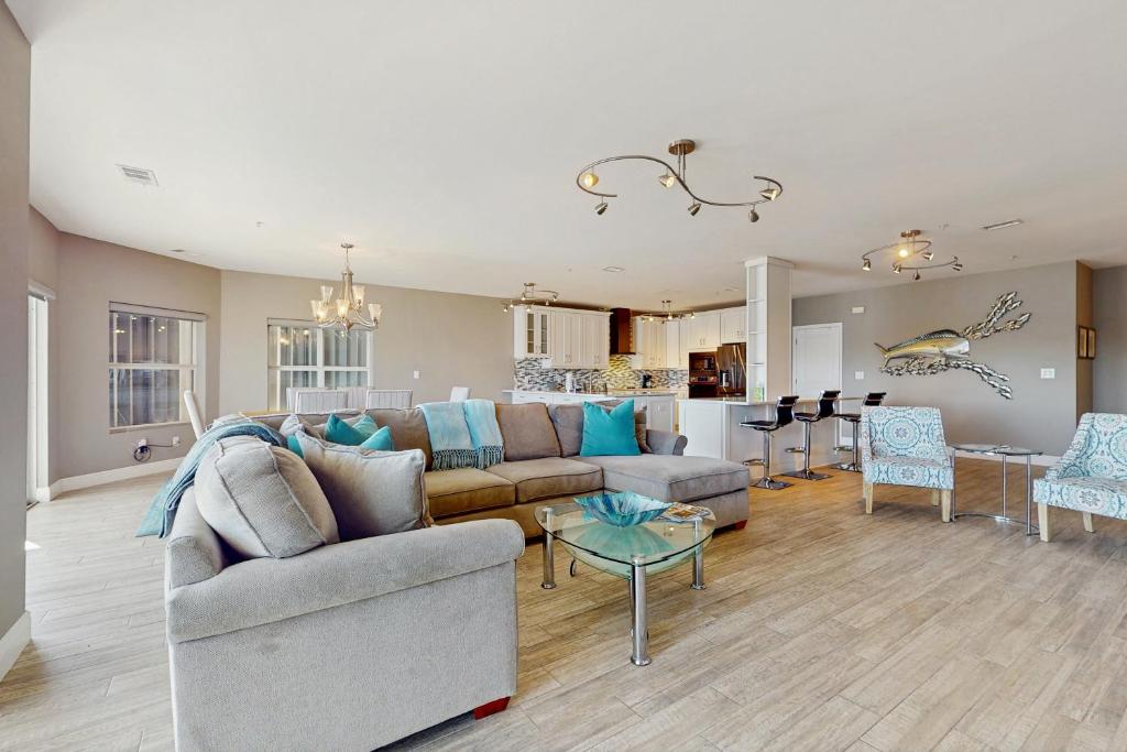 een woonkamer met een bank en een tafel bij Barateria 301 in Destin