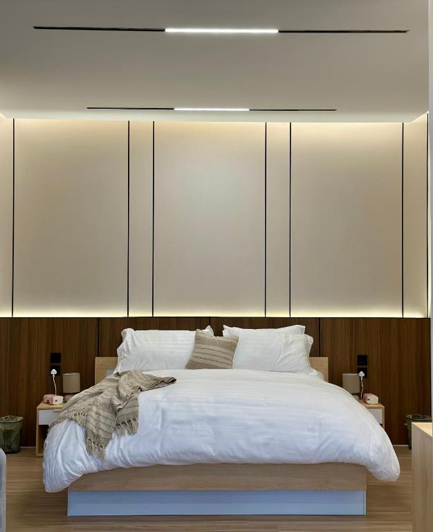 ジッダにあるاستديو فندقي فاخر بإطلالة وبتصميم راقيの白いシーツが敷かれた大きなベッドのある寝室