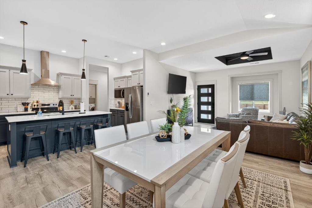 Plush & Roomy - Perfect for All Ages near KU & KC Duplex, Lawrence