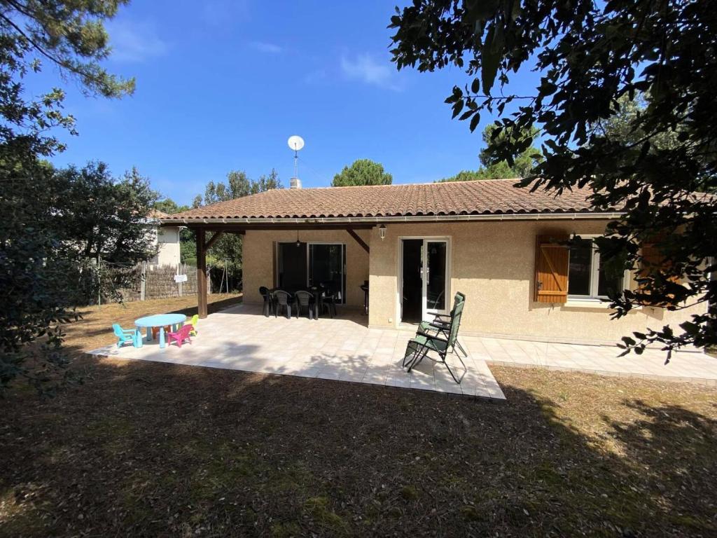 滨海苏拉克Résidence La Grande Combe - 149 - Élégante maison rénovée avec goût et son parc verdoyant MAE-0101的带露台的房子，露台上配有桌椅