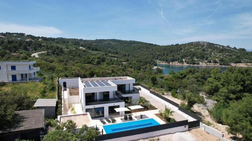 una vista aérea de una casa con piscina en Villa Olynthia, en Rogač