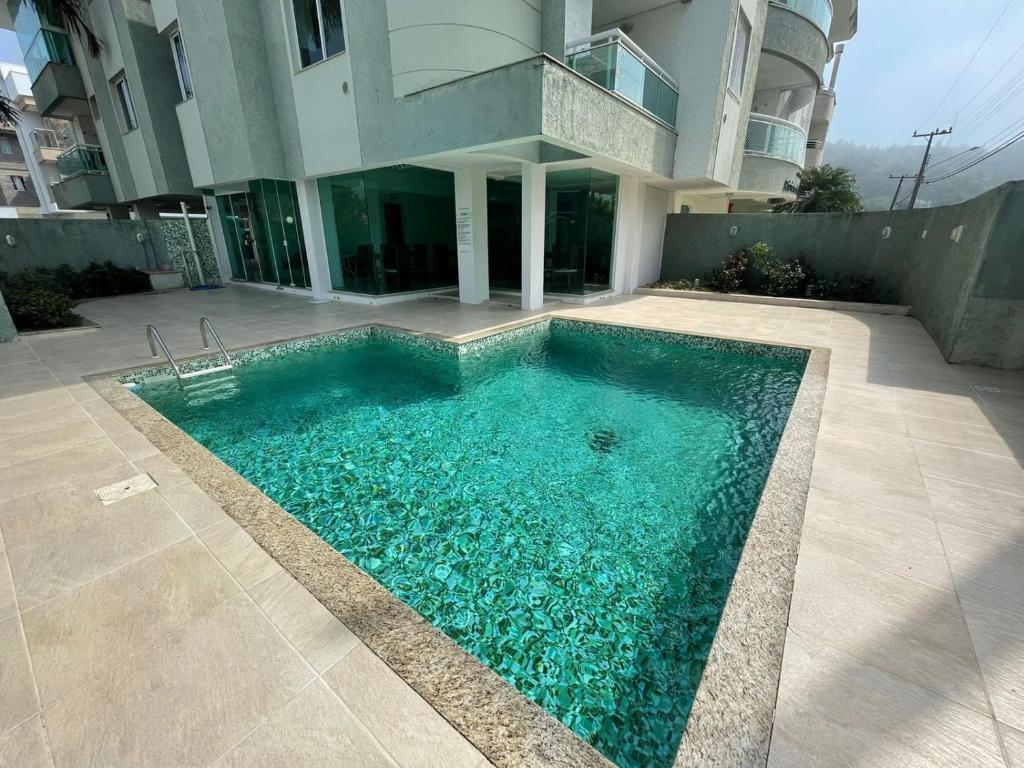 a swimming pool in front of a building at cód 24 - Excelente apartamento aconchegante! in Governador Celso Ramos