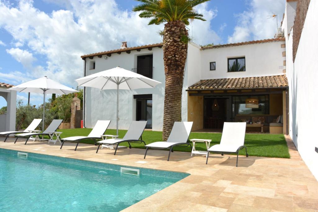 Bazén v ubytování Masia Las Moreras autenticidad renovada 100 porcien a 10 minutos de Sitges en coche 12 huespedes Piscina Aire Aconc 6 Suites Apertura 15 Julio 2025 nebo v jeho okolí