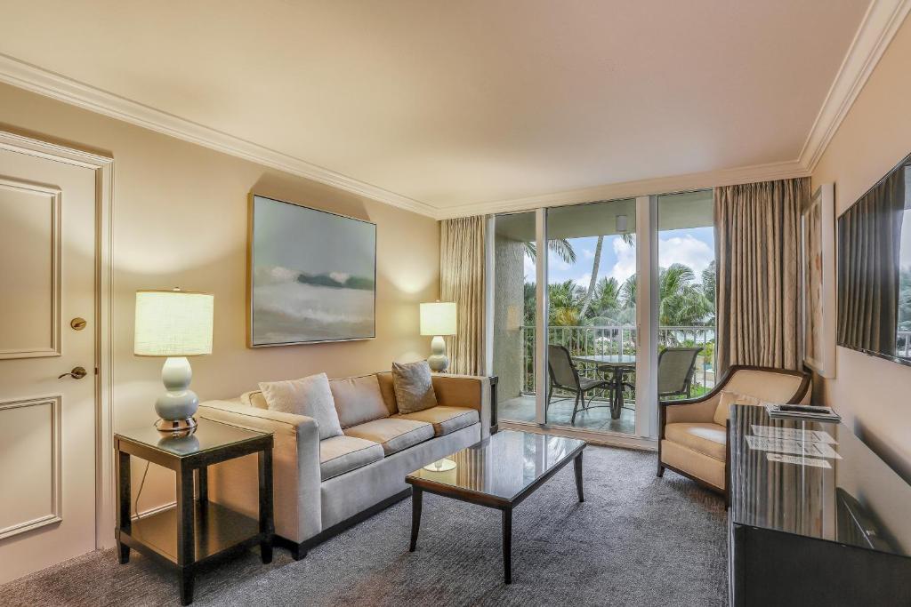 ein Wohnzimmer mit Sofa und Tisch in der Unterkunft Marco Beach Ocean Resort Condominiums #605 in Marco Island