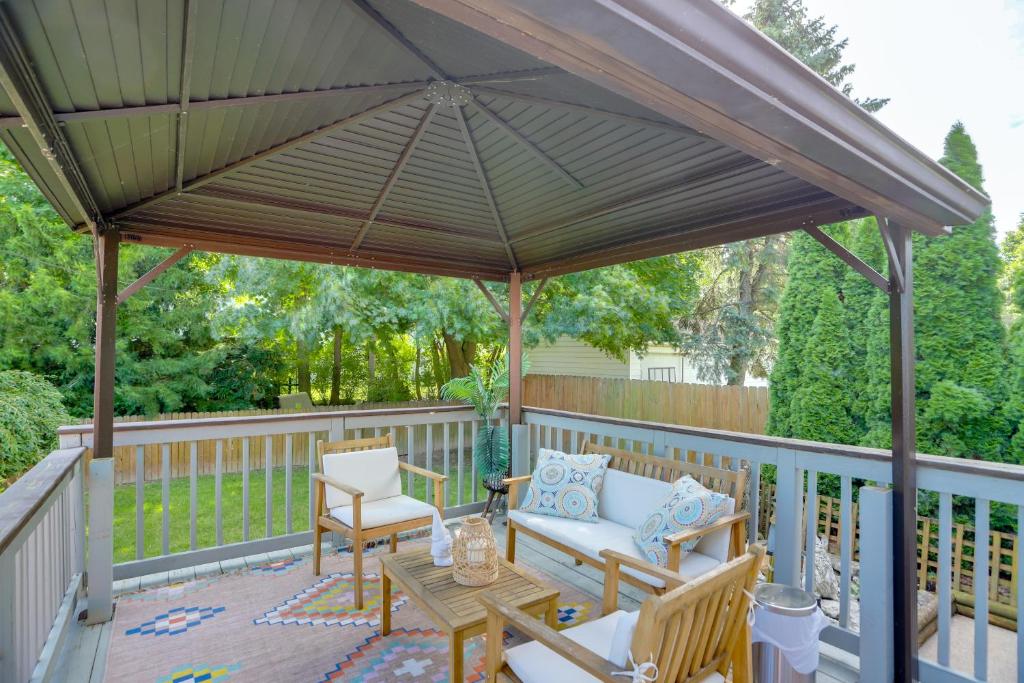 Μπαλκόνι ή βεράντα στο Steps to Lake Erie! Cedar Point Home Base with Deck