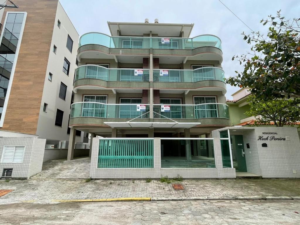 Un edificio alto con un balcón en la parte superior. en cód 33 · Apartamento a 80 metros da praia, en Governador Celso Ramos