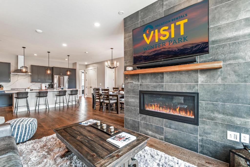 TV/trung tâm giải trí tại Luxury Downtown Condo - Rendezvous Center 201