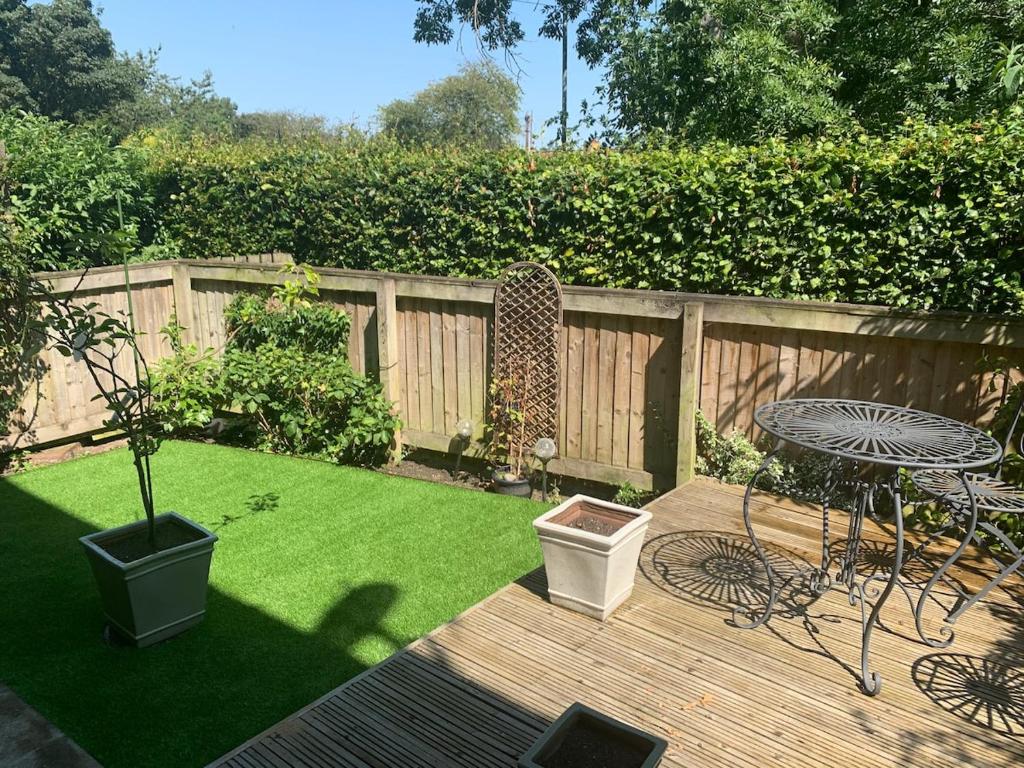 Unique Garden 2 Bed flat in Gosforth - Housity