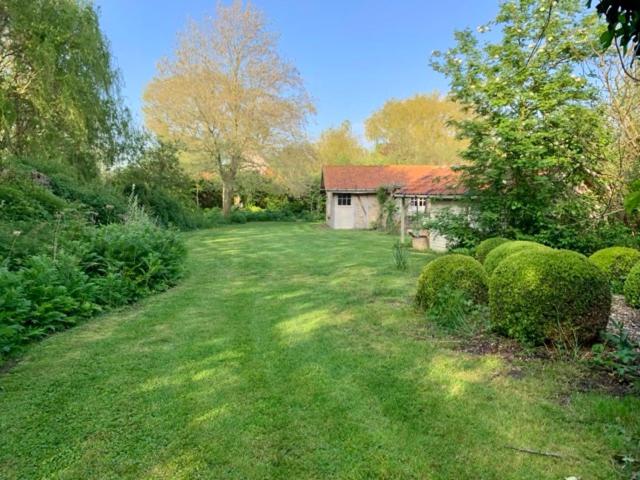 Ein Garten an der Unterkunft Idyllic cottage with wellness facilities