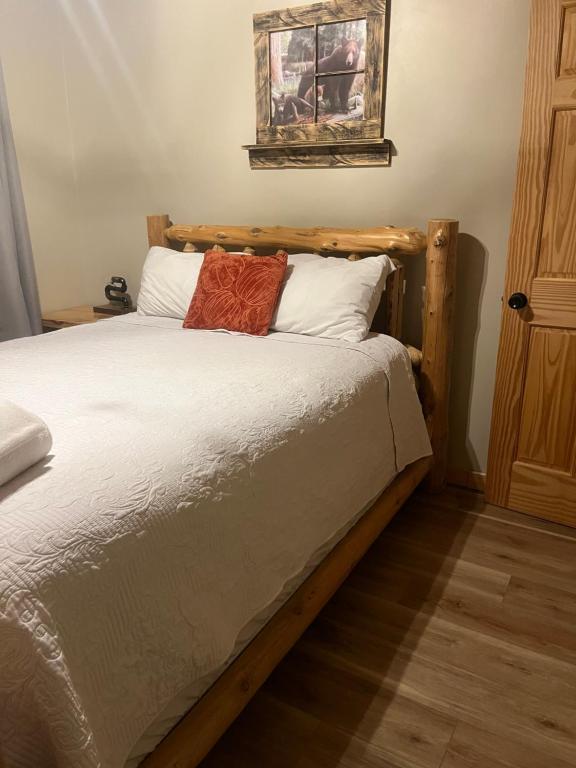 Ένα ή περισσότερα κρεβάτια σε δωμάτιο στο Whiskey Barrel- 3 Bedroom, Fenced Yard, Hot Tub, and Firepit- Pet Friendly