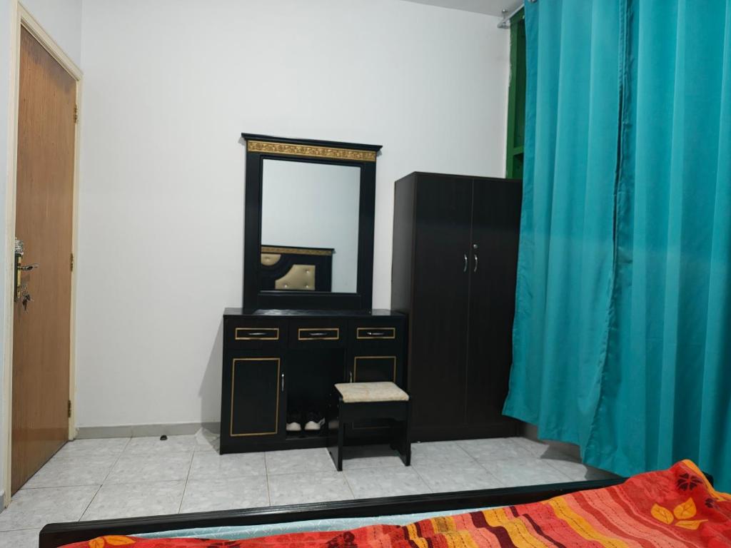 Vestidor negro con espejo y taburete en Modern Comfort Stay, en Sharjah
