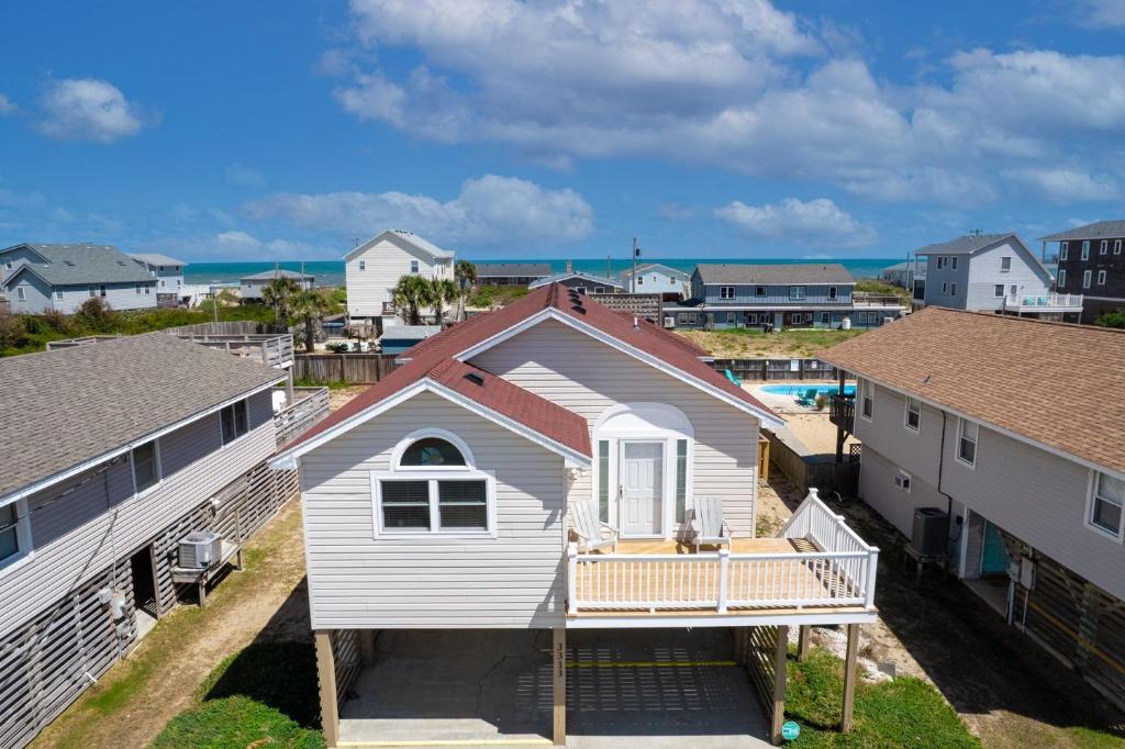 Elle offre une vue aérienne sur une maison dotée d'un balcon. dans l'établissement 5000 - Finn's Coastal Cottage, à Avalon Bench