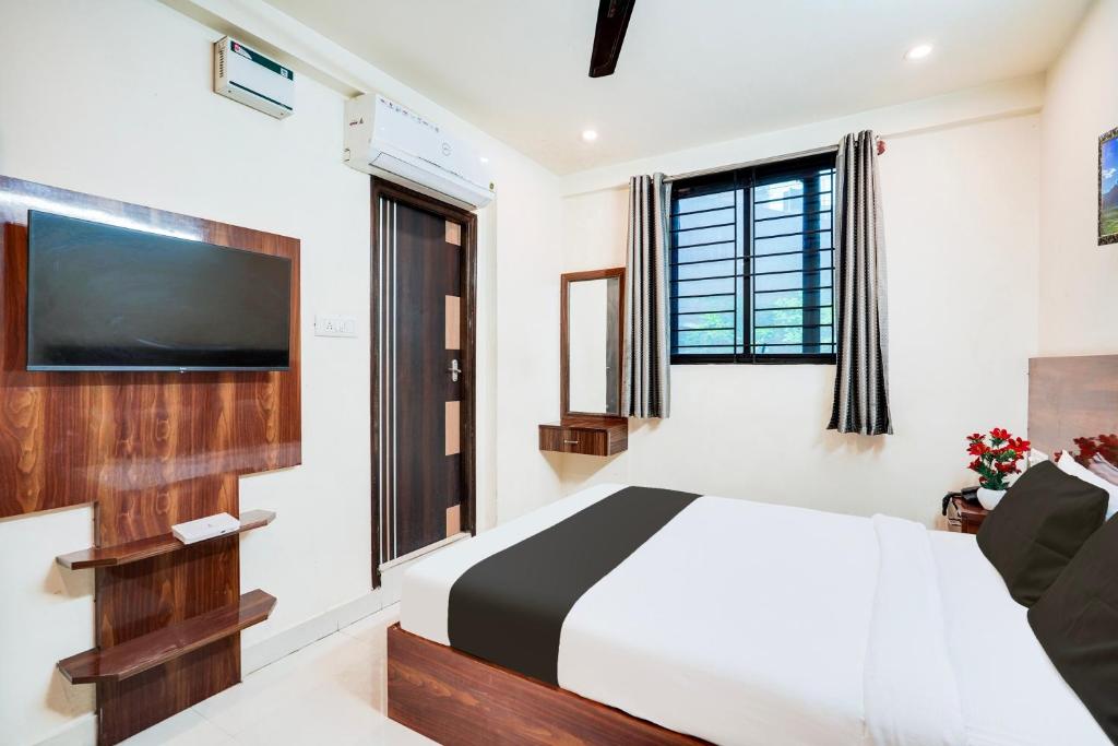 TV a/nebo společenská místnost v ubytování Hotel O S Nandhi Residency