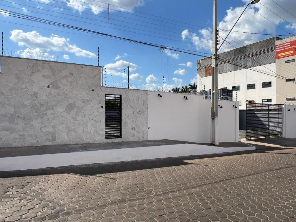 a white building with a door on the side of it at Flat magnífico bairro nobre in Imperatriz