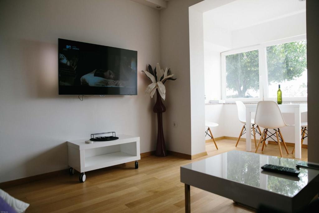TV a/nebo společenská místnost v ubytování Studioapartman Kostrena