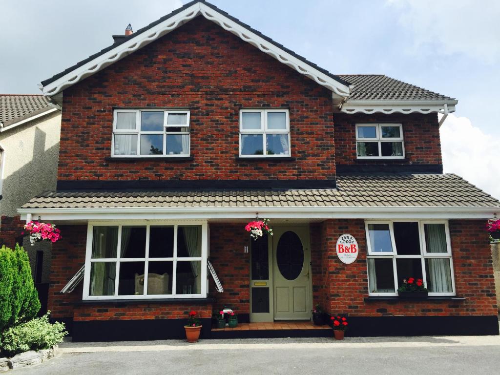 una casa de ladrillo rojo con una señal de stop. en Tara Lodge Galway, en Galway