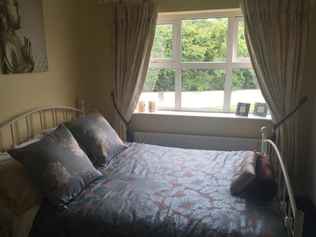 Postel nebo postele na pokoji v ubytování Tara Lodge Galway