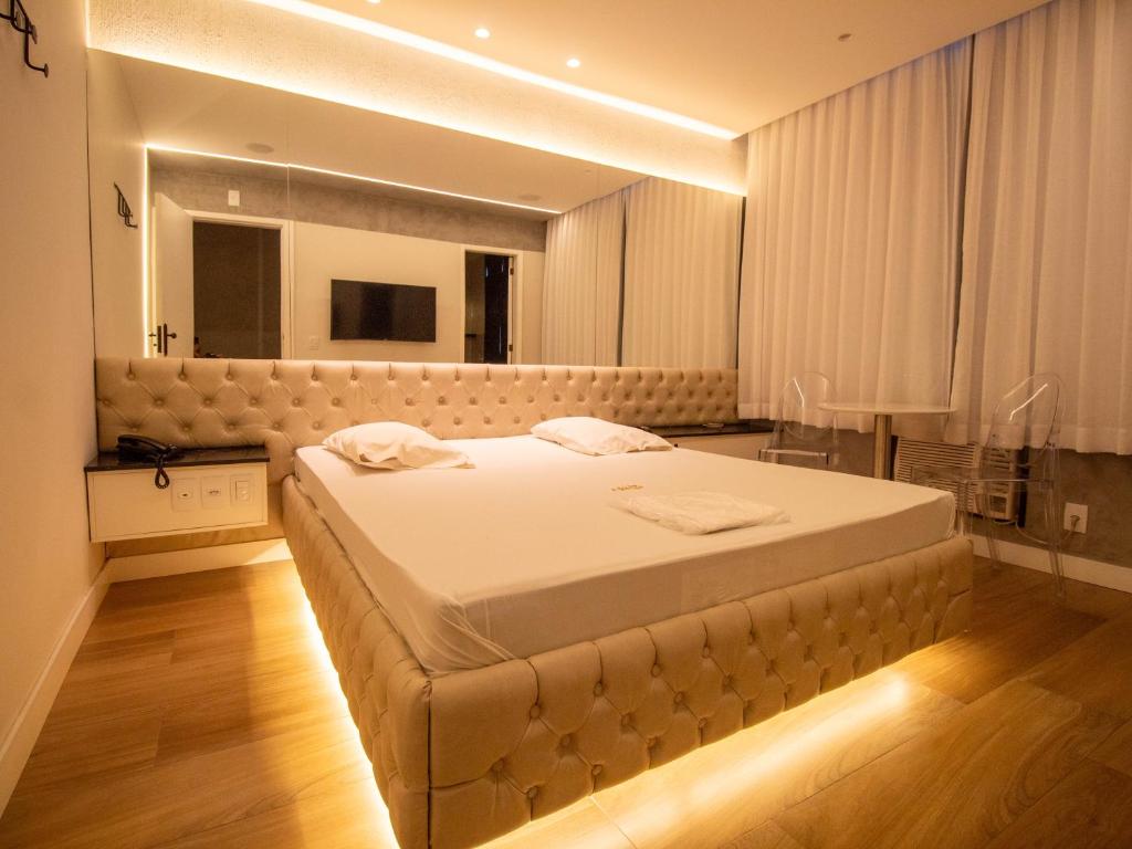 Ένα ή περισσότερα κρεβάτια σε δωμάτιο στο Hotel Malaga (Adult Only)