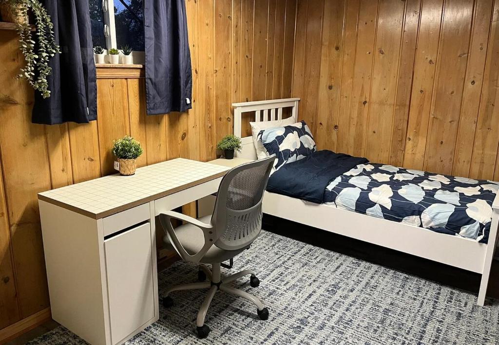 a bedroom with a desk and a bed and a desk and chair at Spacious 5BR Arlington Home with Parking & Yard - Woodrow in Arlington