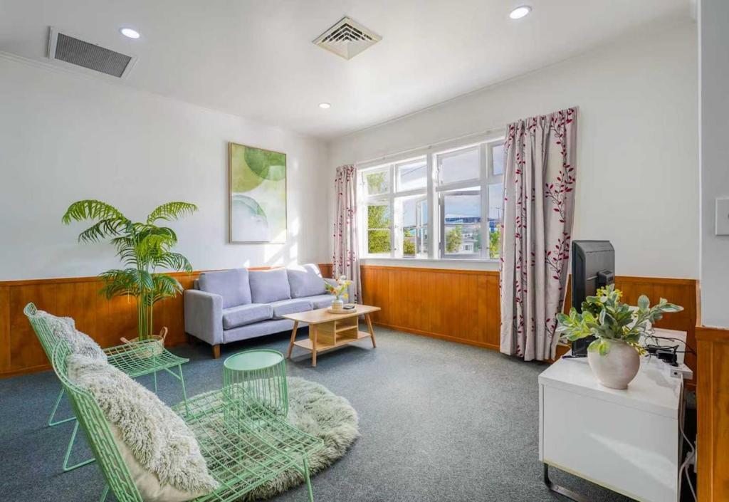 Televisyen dan/atau pusat hiburan di Classic 3-Bedroom Home in Whangarei