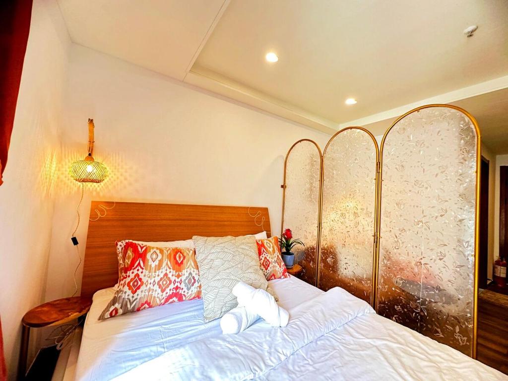 Un dormitorio con una cama grande con cabecero de madera. en Top Baguio Staycation Near City, en Baguio