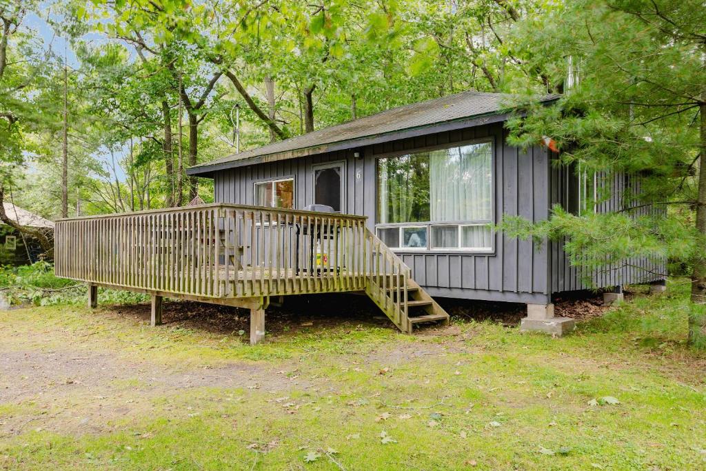 une petite maison avec un porche et un escalier dans l'établissement 2-Bedroom Cottage #6 - Sand Bay, à Dillon