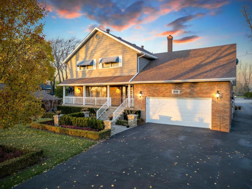 une maison avec un garage en face dans l'établissement The Splash & Stay Villa, à Belle River