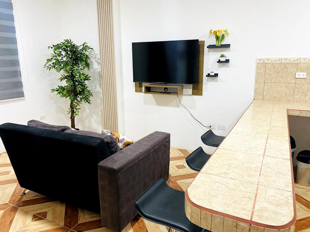 een woonkamer met een bank en een tafel bij Horizon House Piso 2 - Departamento in Puerto Baquerizo Moreno