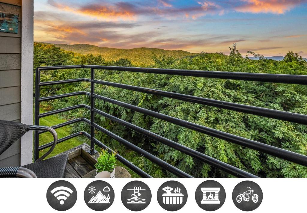 Una imagen de un balcón con vista a un bosque. en Heavenly View condo, en Chalet Village