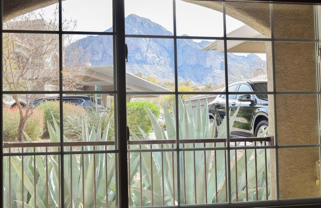 ein Fenster mit Blick auf einen Lastwagen in einem Hof in der Unterkunft Catalina Location Peaceful Near Parks in Oro Valley