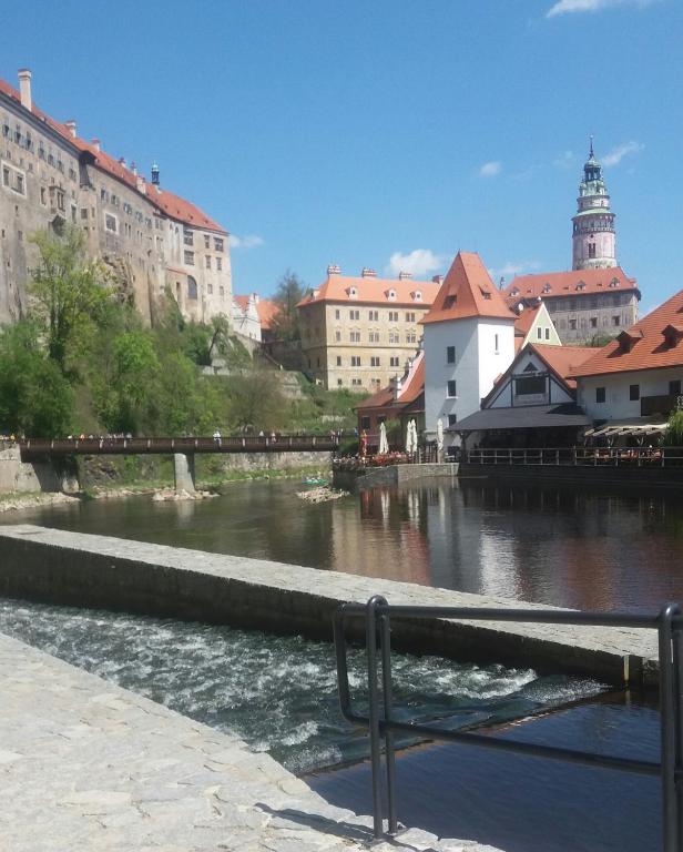 Výhled na řeku, která protéká v blízkosti penzionu