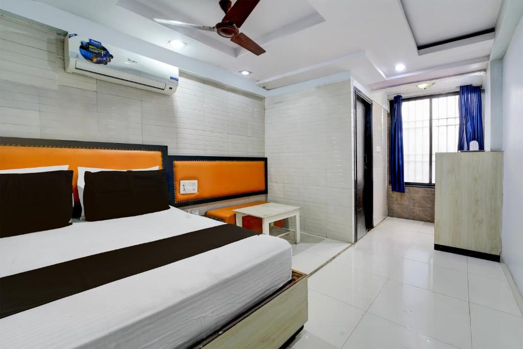 Postel nebo postele na pokoji v ubytování Townhouse Hotel Bhopal Station Inn