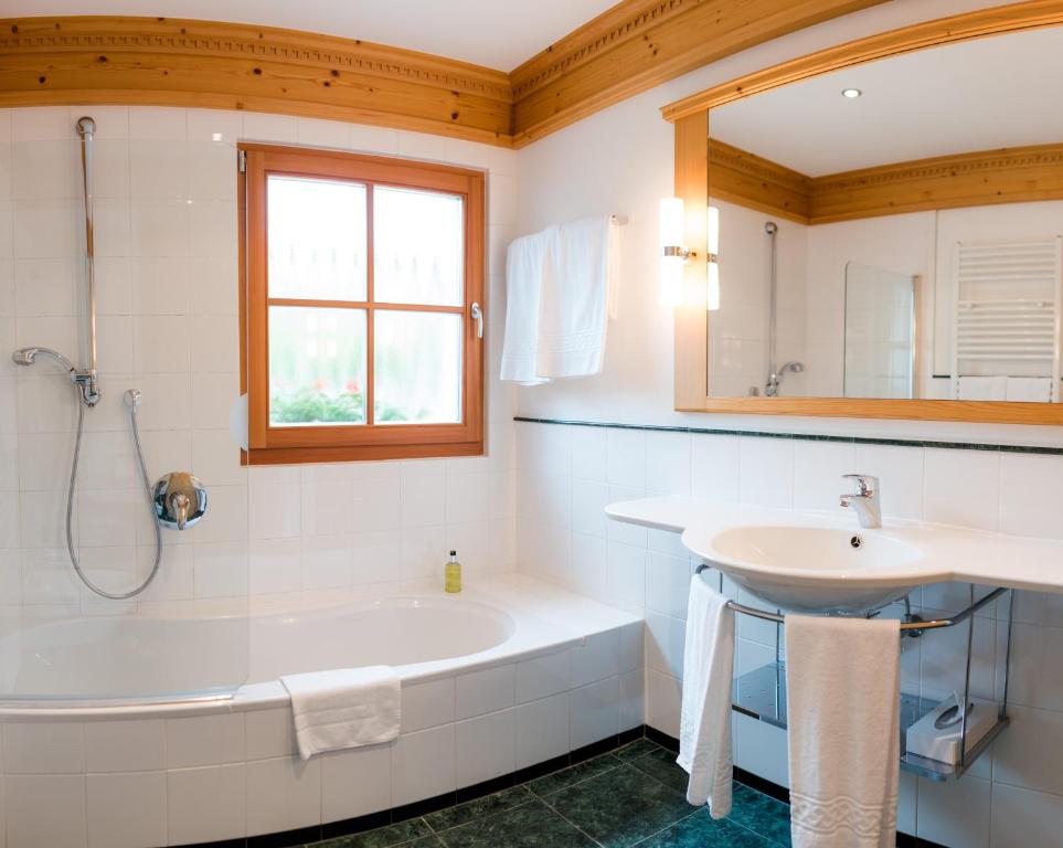 Koupelna v ubytování Vitalhotel Dosses