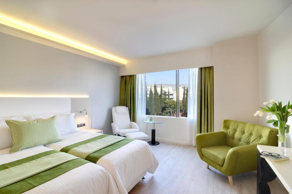Postel nebo postele na pokoji v ubytování Athens Avenue Hotel