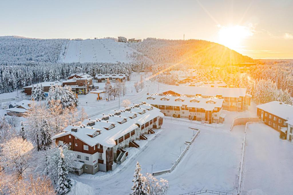 an aerial view of a resort in the snow at Leviloma - 27m2 A - Levi huoneisto loma-asunto Levistar majoitus - Levi apartment Levistar accommodation in Levi