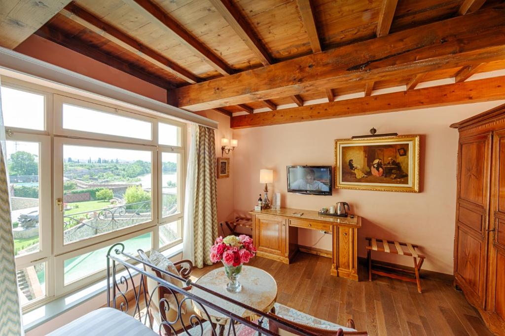 TV a/nebo společenská místnost v ubytování Hotel Mulino di Firenze - WorldHotels Crafted
