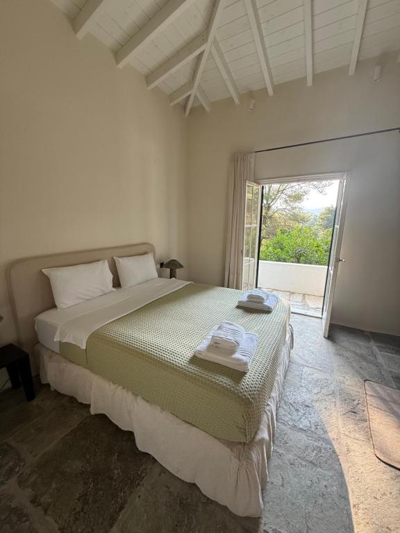 Ένα ή περισσότερα κρεβάτια σε δωμάτιο στο Villa Rhodos Skiathos