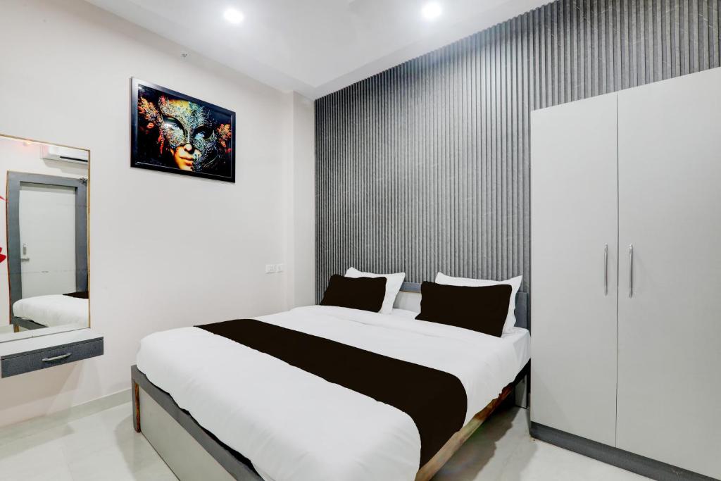 Postel nebo postele na pokoji v ubytování HOTELO PRAVAS INN Major Dhyanchand Hockey Stadium