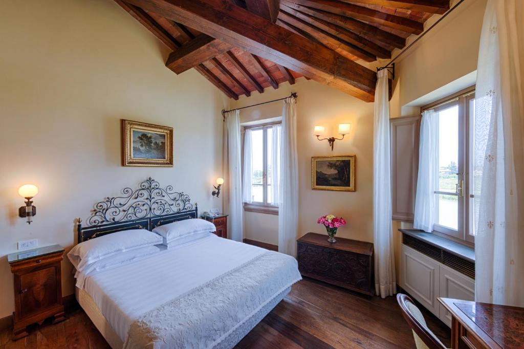 Postel nebo postele na pokoji v ubytování Hotel Mulino di Firenze - WorldHotels Crafted